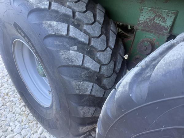 Bailey 14 ton trailer w/ CanAgro Grain Auger